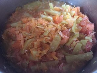 12、清火润肺蜂蜜柚子酱,小火熬煮至黏稠（约1小时）；