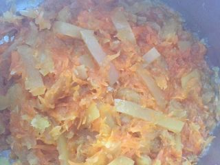 13、清火润肺蜂蜜柚子酱,中途需照看并不时翻拌避免粘底，熄火后放置自然冷却；