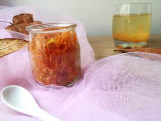 14、清火润肺蜂蜜柚子酱,待柚子酱彻底晾凉后加入蜂蜜，充分拌匀装入密封瓶，放入冰箱冷藏一周，即成清火润肺的蜂蜜柚子酱，需要时取适量柚子酱，用温水调匀饮用即可。