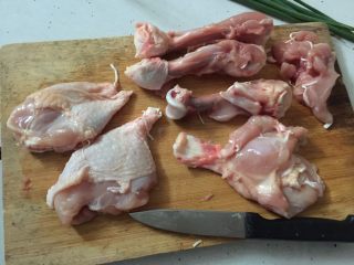 3、鸡腿包饭,鸡腿用小刀去骨,切开后翻面撕拉出来,如图右边,然后再翻面回去即可(左边),如果肉太厚可以取一些下来,待会用来炒饭,骨头可以用来煲汤