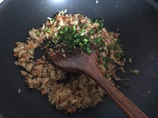 11、鸡腿包饭,加入葱花翻炒