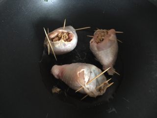 15、鸡腿包饭,锅里加入适量油放入鸡腿稍微煎一下,可以固定形状