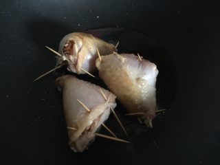 16、鸡腿包饭,翻面煎,煎至变色表皮金黄即可