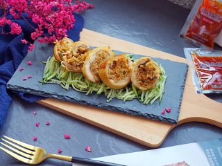 22、鸡腿包饭,用锯齿刀切块,没有的话用沾凉开水的刀切