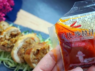 24、鸡腿包饭,撒入丘比香辣口味沙拉汁