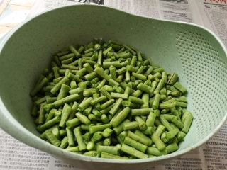 2、腌酸豆角懒人法,切成小粒。