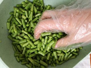 3、腌酸豆角懒人法,加入盐，抓匀放置一段时间让盐裹得更匀。