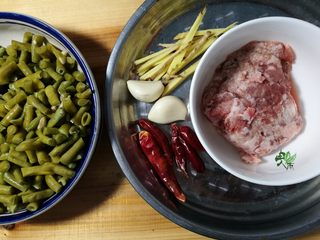 6、腌酸豆角懒人法,准备好配料，肉末，生姜， 蒜头， 干辣椒。