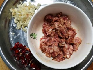 7、腌酸豆角懒人法,肉末拌一点老抽，干辣椒剪段，蒜头切末，生姜切丝。