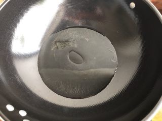 6、蒜香酸辣土豆丝,起油锅，油可以稍微多一点点