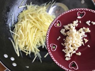 9、蒜香酸辣土豆丝,加入大蒜