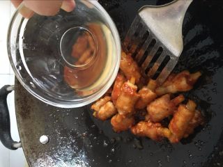 13、糖醋“排骨”【一口一个超级过瘾】,倒入白醋