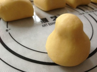 6、仿真雪梨馒头,捏成梨形。