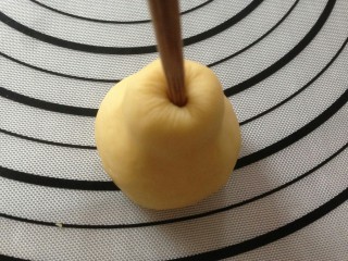 7、仿真雪梨馒头,用筷子在上面戳一个坑。