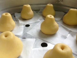 8、仿真雪梨馒头,然后放在油纸上。