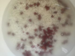 1、红豆粽子,前一天晚上把糯米和红豆混合，淘米，用水浸泡12~15个小时，备用