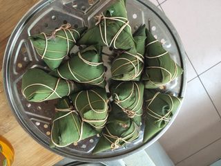 4、红豆粽子,全部绑好以后，放在锅里面开始煮，没有拍一张煮的照片，放水至少要高于粽子3~5厘米，我放的水粽子都浮起来了，多放点没关系，因为要煮很久，我煮了一小时五十分钟，水就剩了不到一小碗，捞出粽子，沥干。