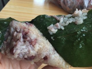 5、红豆粽子,稍微晾一下，凉了就可以吃啦，香香的，粘粘的，自己做的觉得很充实！