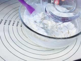 1、福袋黄金饭,慢慢倒入清水，一边搅拌，搅拌到还剩些许干粉即可，不要过度加水，每个品牌面粉的吸水性都不同，这里的水是冷水！