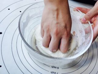 2、福袋黄金饭,手揉成团，揉面小技巧，往中心收揉，能节省不少时间哦！