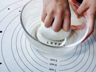 3、福袋黄金饭,揉到面团表面光滑，做到三光（面光，手光，盆光）