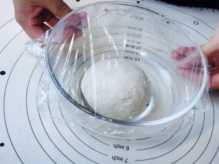 4、福袋黄金饭,盖保鲜膜静置20分钟，没有加酵母或者其他添加剂，静置的目的是为了面团更好的吸水，增强韧性