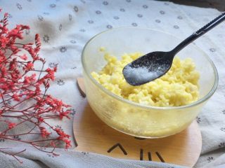 6、福袋黄金饭,加入盐1克，提前加入更加能入味，节省炒制时间（大热天不想烤火????）