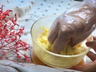 7、福袋黄金饭,继续抓匀，确保盐味散布均匀！用手抓的目的方便入味