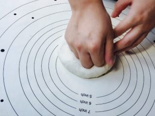 11、福袋黄金饭,拿出来揉3分钟，增加弹力度！面团变得更光滑