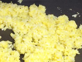 8、福袋黄金饭,锅内热油，放入米饭，炒至颗颗金黄，米饭分明即可出锅啦！不需要加任何调料！（大家也可加入自己喜爱的食材）