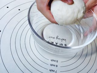 10、福袋黄金饭,静置20分钟，面团不会变大，但会变的更柔软，擀出来的面团延伸性会很好！