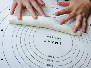 12、福袋黄金饭,揉至光滑柔软，慢慢搓成长条，为下一步分剂子做准备！