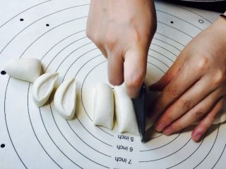 13、福袋黄金饭,切小剂子（好的面粉面团会白一点，有的面团微黄，跟面粉有关）