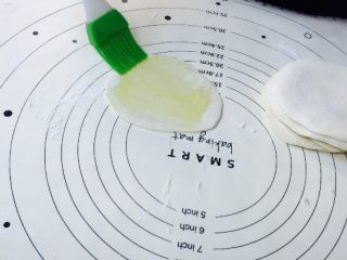 15、福袋黄金饭,每一片上面都刷一层植物油，没有颜色的玉米油最佳，最后一张可不刷！