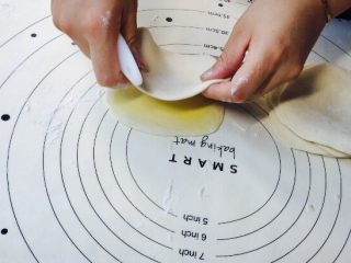 16、福袋黄金饭,像这样层层相叠，不要擀的太薄哦！到最后会影响二次整形！