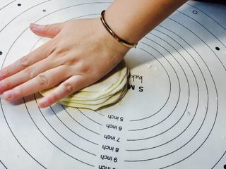 17、福袋黄金饭,用手压一下，压平一点，受力均匀更加容易擀开！