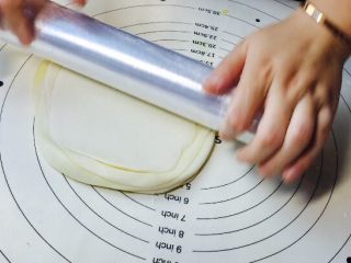 18、福袋黄金饭,用擀面杖或者保鲜膜棒，这里用保鲜膜棒更好擀，受力更均匀！