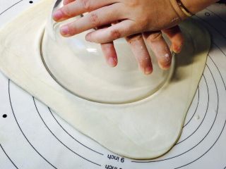 19、福袋黄金饭,擀成正方形□，找一个大碗（汤碗）压出面片，注意最上面面皮的痕迹！