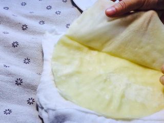 23、福袋黄金饭,趁热撕开面皮，动作轻柔一点，面皮很薄！第一张会比较难撕一点，慢慢来就好