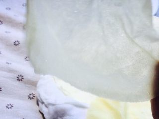 24、福袋黄金饭,展示下薄度，真的超级薄，手感超好哦！考验大家力度均匀的时刻！用力越均匀，擀出来的面皮越好