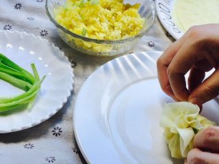 26、福袋黄金饭,用葱段收口打结！再次叮嘱，东西一定轻柔！福袋黄金饭就做好了！当然不想吃饭的，也可以包上任意你喜欢的食材