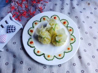 27、福袋黄金饭,用黄瓜和辣酱摆个盘，放上咱们的福袋黄金饭！有么有高颜值？