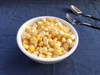 1、土豆腊肉焖饭,先来准备土豆腊肉焖饭的食材；甜玉米用手掰下来清洗干净。