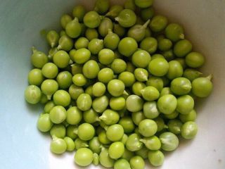 2、土豆腊肉焖饭,100克豌豆粒剥好清洗干净。