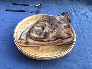 8、土豆腊肉焖饭,好几天没有时间做饭了，今天打开冰箱看到从老家带回来的腊肉，想起好久没有吃土豆腊肉焖饭了，今天就是你了????