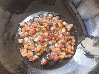 13、土豆腊肉焖饭,肥油提炼出来后，瘦腊肉一起倒入锅中翻炒片刻。