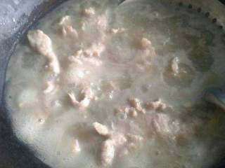 2、麻辣香锅,把瘦肉先放锅里煮熟，再加入其他菜烫熟