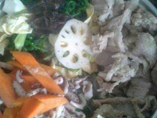 3、麻辣香锅,把所有的菜煮好捞起装盘。