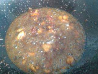 4、麻辣香锅,热锅放油，放麻油和蒜瓣 再放火锅料炒出红油。