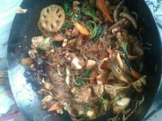 5、麻辣香锅,再放点酱油，倒入菜翻炒，淋上麻油出锅。